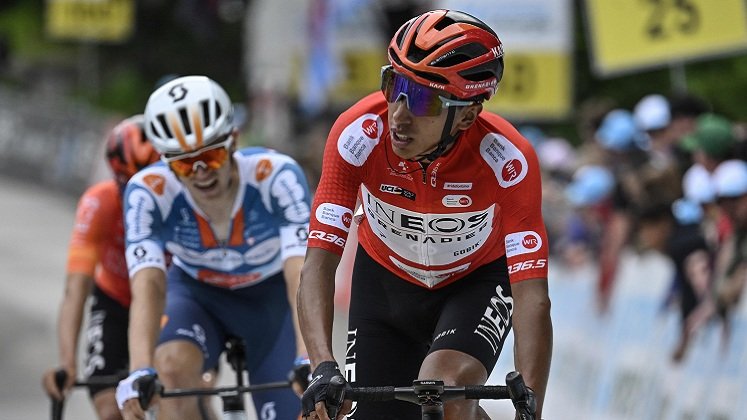 Egan Bernal se mantiene fuerte en el Tour de Suiza.