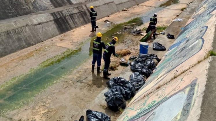 Aguas Kpital continúa con jornadas de limpieza al canal Bogotá.