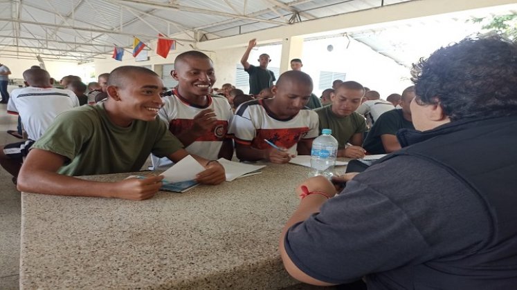 Universitarios educan a los soldados del batallón de Infantería número 15./ Foto cortesía