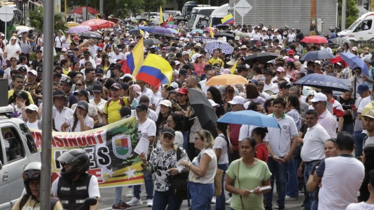 En Cúcuta, los docentes se movilizaron desde el parque Simón Bolívar hasta llegar al parque Santander.  / Foto : Juan Pablo Cohen / La Opinión 