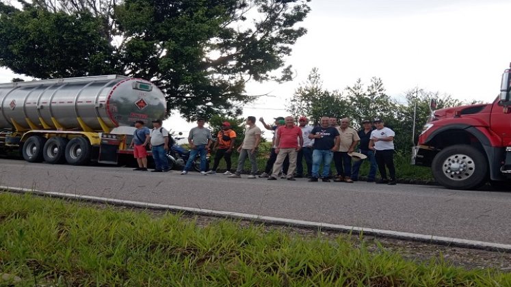 De manera intermitente los minoritarios de combustibles bloquearon la carretera Ocaña-Cúcuta. Se resisten a abastecer en el Área Metropolitana de Cúcuta./ Foto: Cortesía.