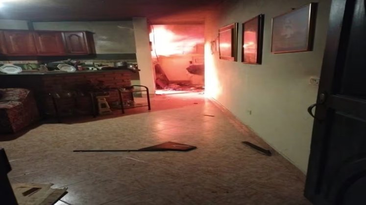 Hombre incendia su casa con su familia adentro