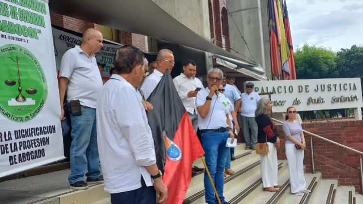 El grupo de abogados protestaron a las afueras del Palacio de Justicia. 