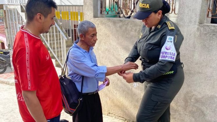 Manillas solidarias: iniciativa policial en Cúcuta. / Foto: Cortesía / La Opinión 