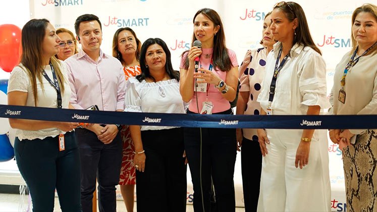 La gerente comercial de JetSmart en Colombia, Carolina Ruiz, lideró el corte de la cinta en la inauguración de la ruta Cúcuta-Medellín./ Foto Cortesía