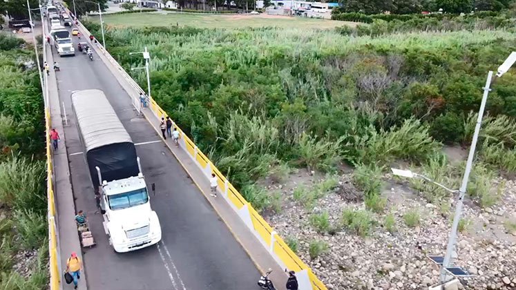 Cuatro camiones cargados del concentrado para aves salieron de la Zona Franca de Cúcuta y cruzaron el puente Simón Bolívar./ Foto Cortesía