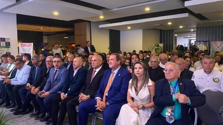 Autoridades regionales y nacionales de Fedecámaras, el gobernador del estado Táchira, el alcalde de San Cristóbal, empresarios e invitados de Norte de Santander se reunieron ayer en San Cristóbal. / Foto Cortesía