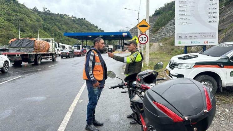 Las autoridades de tránsito adelantan acciones de prevención con todos los actores viales por el departamento, incluyendo los caminantes, para que no se conviertan en polizones./ Fotos:Cortesía / La Opinión  