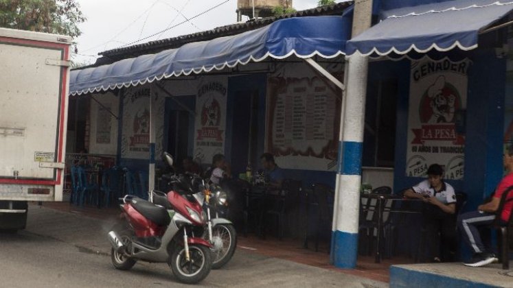 Los establecimientos comerciales ubicados en la autopista se llenan con frecuencia. 