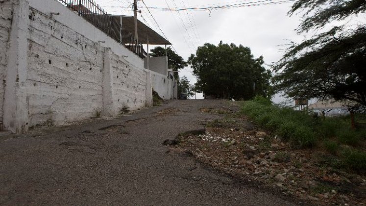 Las calles que conectan al barrio se encuentran en deterioro. 