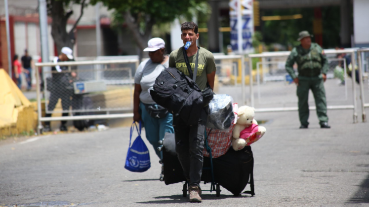 Por razones de seguidad, autoridades venezolanas permitieron paso de algunas personas.