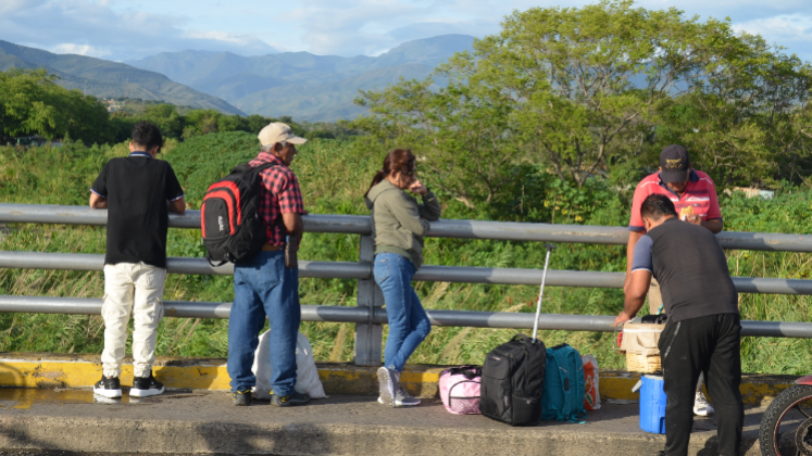 Personas se quedaron varadas en la mitad del puente por el cierre de frontera. 