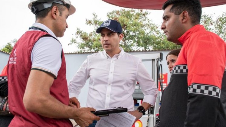 Miguel Castellanos (centro) verificando una diligencia del Comité de Defensa y Protección del consumidor/Foto cortesía