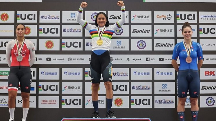 Stefany Cuadrado (centro) campeona de la prueba del Keirin.