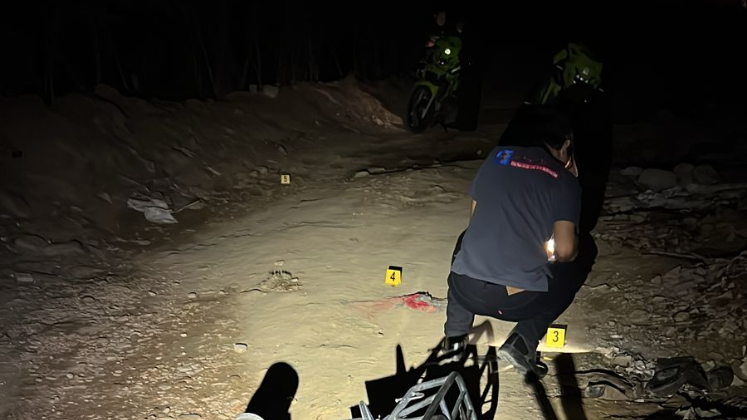 Las motocicletas quedaron abandonadas en el lugar de los hechos.