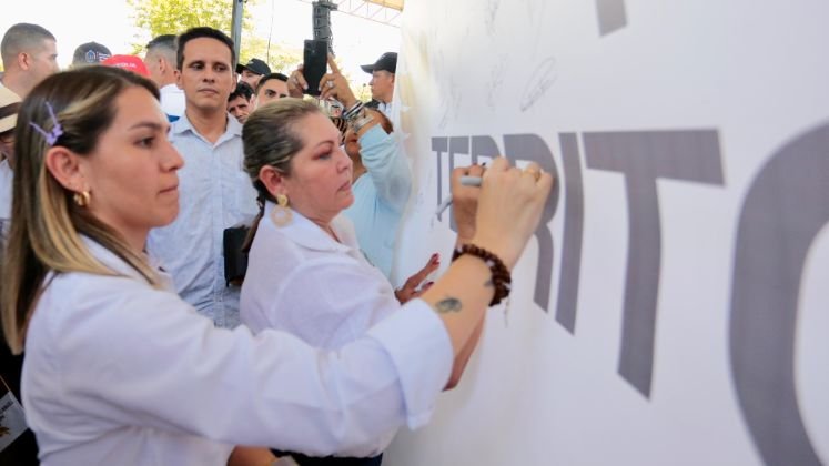 La Gestora Social del departamento, Cecilia Soler, estampando su firma en el mensaje de paz enviado al Gobierno Nacional/Foto cortesía