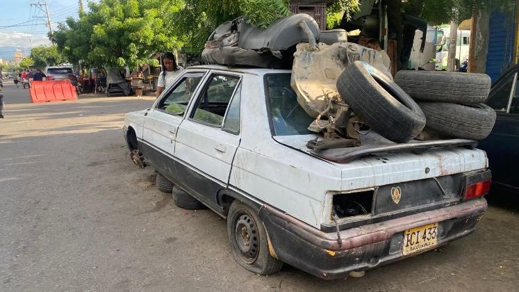 Abundan los desguazaderos de automotores en plena calzada de la avenida sexta/Foto Nicolás Mojica/La Opinión