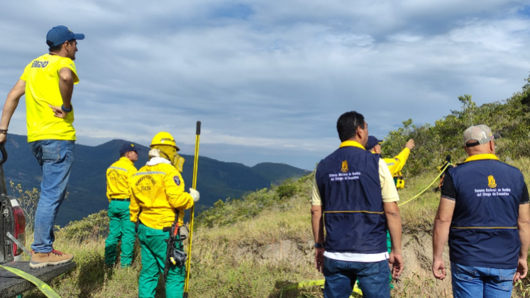 Un grupo de funcionarios de Bomberos y Riesgos se trasladó al lugar para combatir las llamas. 