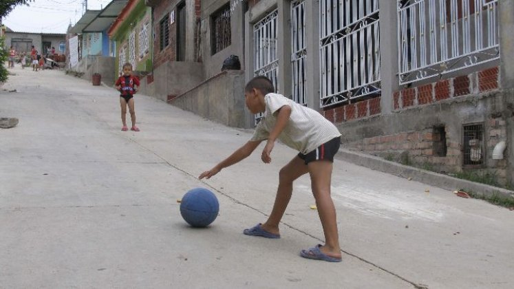 Los niños del barrio juegan fútbol en las calles a falta de un escenario deportivo.