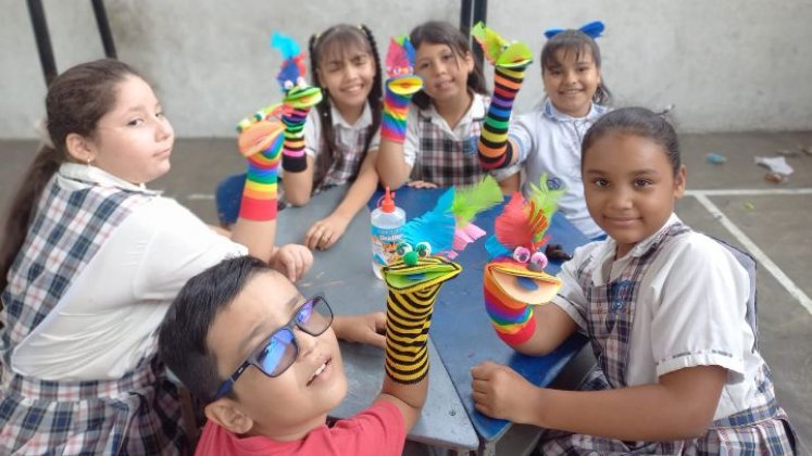 Los niños fabrican sus propios títeres. 