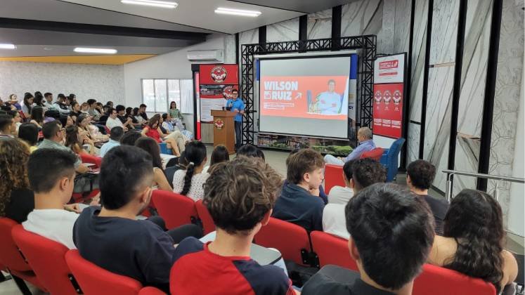 Wilson Ruiz, exministro de Justicia, es uno de  los promotores del referendo de autonomía fiscal y ayer explicó la iniciativa durante una conferencia en la Universidad Libre. / Foto cortesía