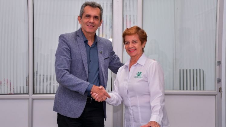 Elías de Padua Monteiro, rector del Instituto Federal Goiano de Educación, Ciencia y Tecnología (IF Goiano), y Yolanda Gallardo de Parada, directora general de la Unisimón en la sede Cúcuta. / Foto: Cortesía / La Opinión 