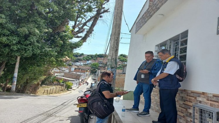 Una comisión de la secretaría de Medio Ambiente adelanta una inspección ocular a los árboles de Ocaña. / Foto cortesía: La Opinión.