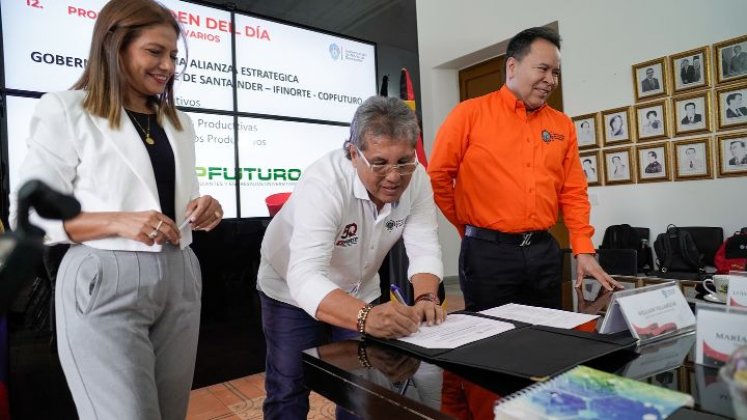 Arnulfo Sánchez firma aquí el convenio suscrito con Coopfuturo y la Gobernación/Foto Cortesía