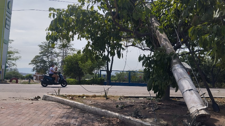 La fuerza de los vientos partió postes de electricidad desde la base en El Zulia.