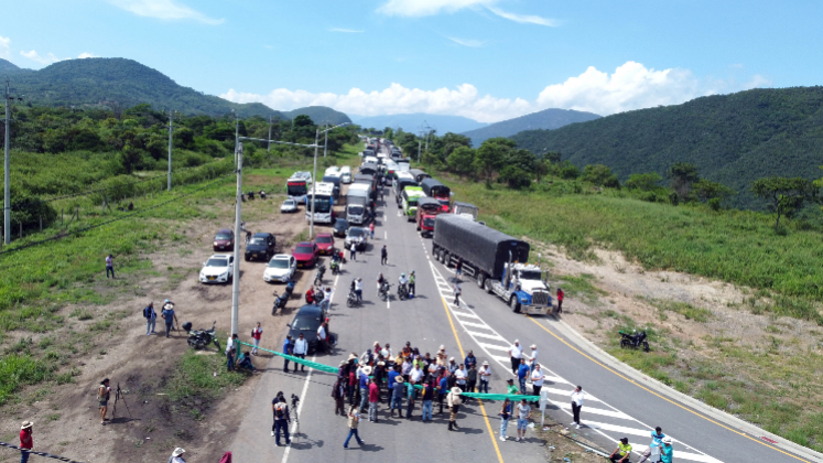 Una larga fila de vehículos se formó por el bloqueo al peaje Los Acacios. 