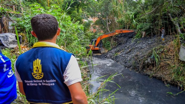 La Consejería departamental de Gestión del Riesgo coordina con los socorristas el dragado de los afluentes hídricos en Ocaña. / Foto cortesía: La Opinión.