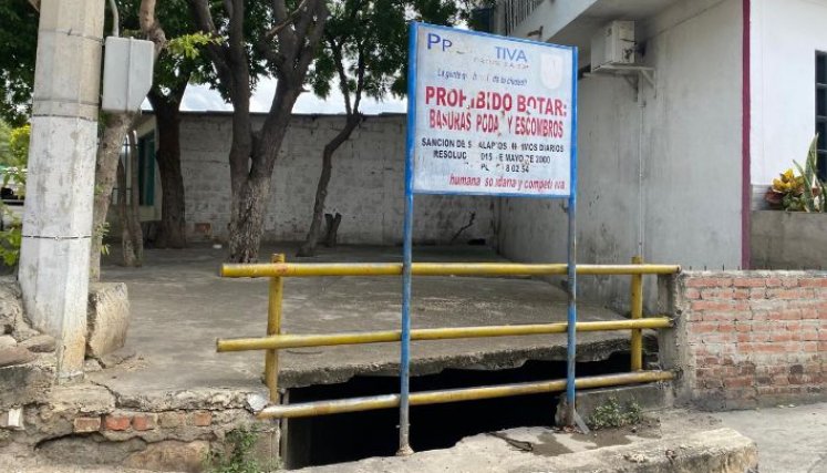El canal de aguas lluvias se convirtió en una ruta de escape para los ladrones. / Foto: Nicolás Mojica.