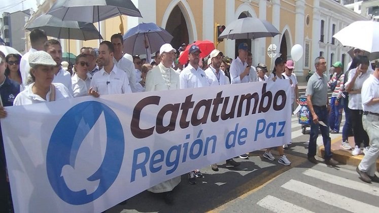 Los afectados por la violencia claman verdaderos gestos de paz. Proponen reanudar los diálogos con los grupos al margen de la ley.