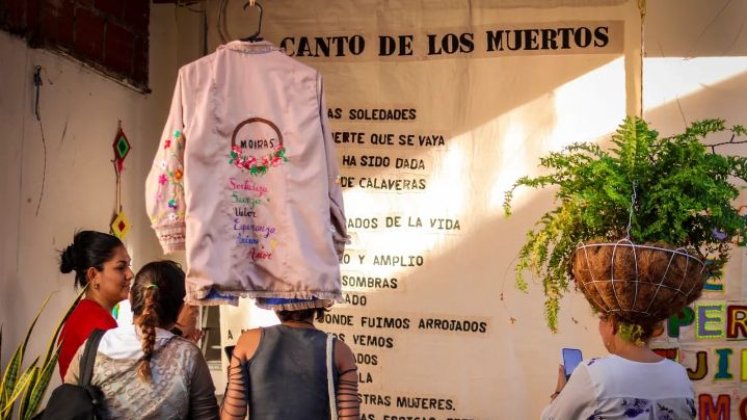 Los vestidos y las piezas artesanales se fueron creando a partir de los encuentros. / Foto: Cortesía.