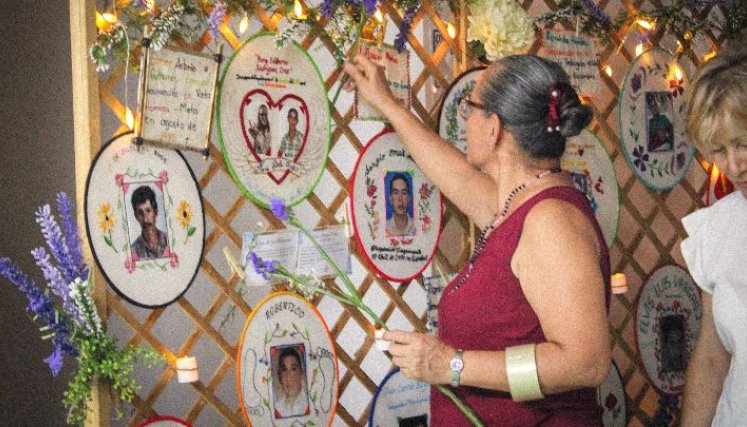En una de las galerías, las mujeres han realizado tambores bordados con las imágenes de sus seres queridos desaparecidos. / Foto: Cortesía.