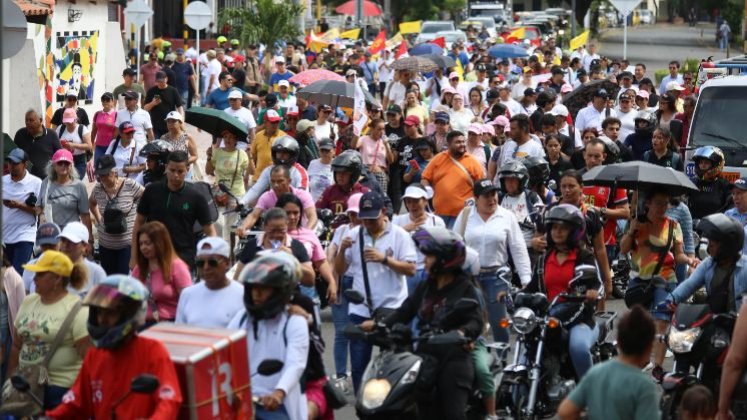 Los manifestantes no solo mostraron su apoyo a las reformas, sino que también expresaron su rechazo a lo que consideran ataques de la oposición y del Consejo Nacional Electoral.  /Fotos: Carlos Ramírez / La Opinión 