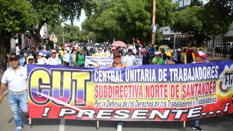 Los manifestantes no solo mostraron su apoyo a las reformas, sino que también expresaron su rechazo a lo que consideran ataques de la oposición y del Consejo Nacional Electoral.  /Fotos: Carlos Ramírez / La Opinión 