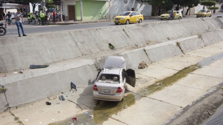 Son pocos metros los que tienen algún tipo de baranda, que más que protección, sirven es de advertencia./ Foto: Deicy Sifontes/ La Opinión 