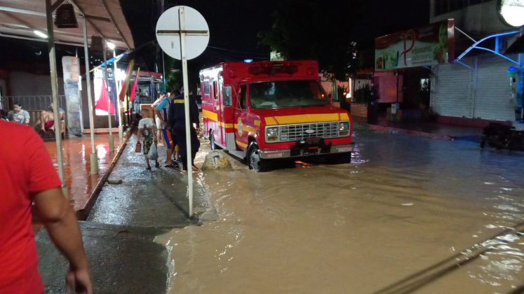 Fuertes lluvias causaron inundaciones en Los Patios.