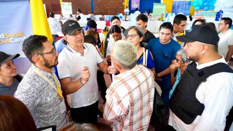 Gustavo Bolívar, director de Prosperidad Social, dialoga con cucuteños en la Feria de Servicios/Foto cortesía