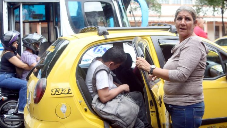 Los usuarios son los más afectados por las intermitencias que presenta el servicio de transporte/Foto Carlos Ramírez/La Opinión