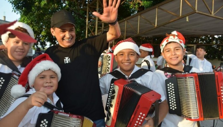 Jorge Celedón celebró la Navidad con los niños. / Foto: Colprensa