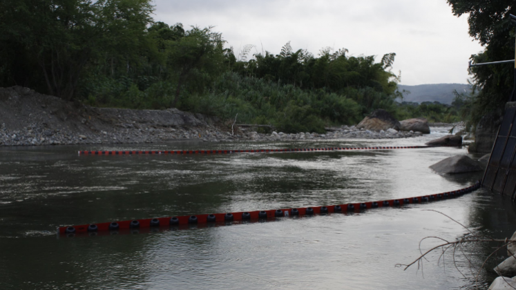 Barreras flotantes fueron instaladas sobre el río Pamplonita para mitigar cualquier riesgo de contaminación por crudo. 