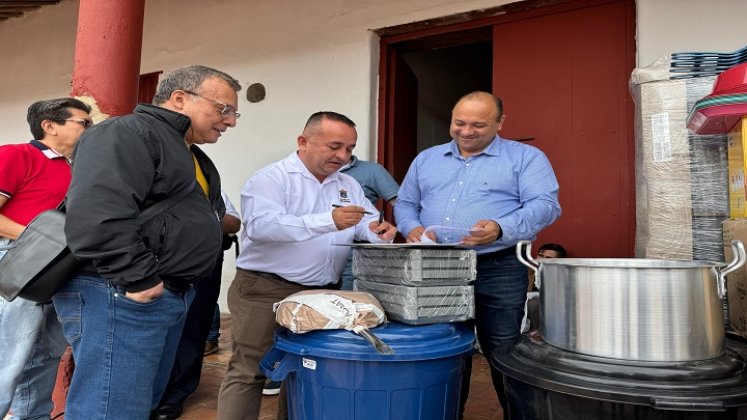 La administración local entrega dotación a los restaurantes escolares.