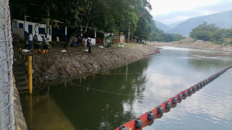 En La Garita, donde hay una estación de Cenit, también fueron instaladas barreras flotantes. 