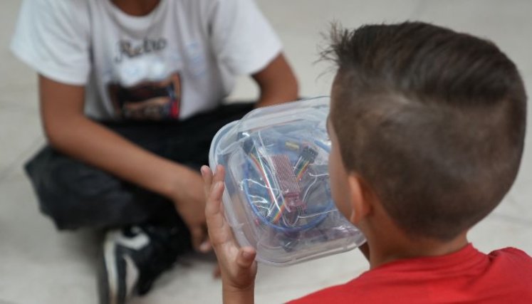 Los niños reciben el acompañamiento de Minciencias. / Foto: Cortesía / La Opinión 