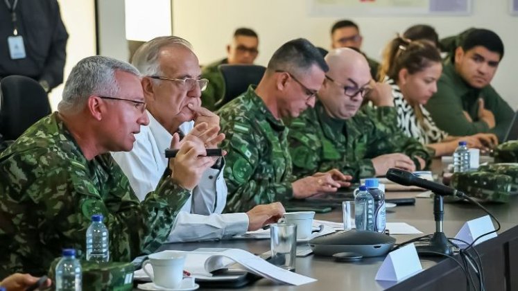 El comandante del Ejército, general Luis Emilio Cardozo, y el ministro de Defensa Iván Velásquez (izquierda)/Foto cortesía