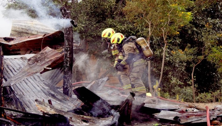 Los Bomberos llegaron al poco tiempo y lograron controlar que las llamas no se expandieran a otra casa.