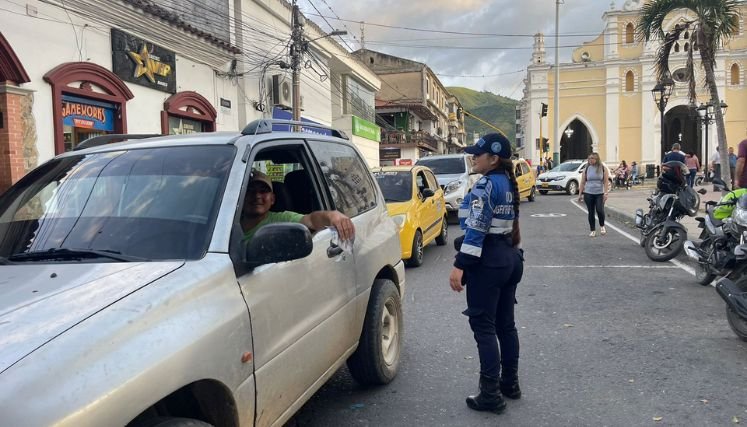 Aprendices del SENA refuerzan los equipos de control del tráfico vehicular en Ocaña.