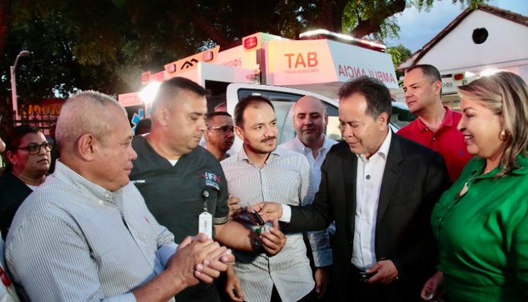 Gobernador William Villamizar entrega las llaves de las ambulancias a los alcaldes del Catatumbo/Foto cortesía